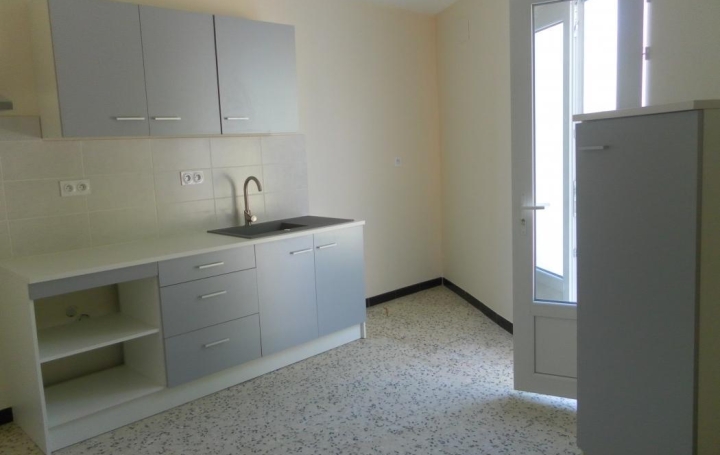 Maison de village   SORGUES  77 m2 843 € 