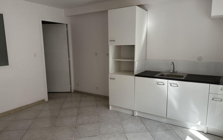 Studio   SORGUES  26 m2 360 € 