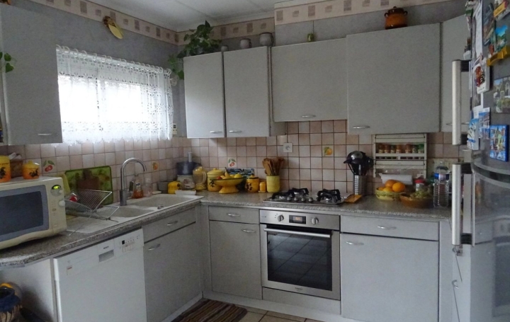 Maison   SORGUES  97 m2 990 € 