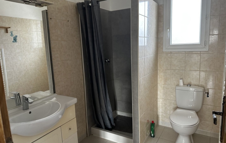 Appartement P2   SORGUES  59 m2 662 € 